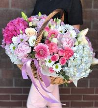 Цветочная композиция из Розы, Хризантемы, Пионы и Лизиантусы в корзине в Туле