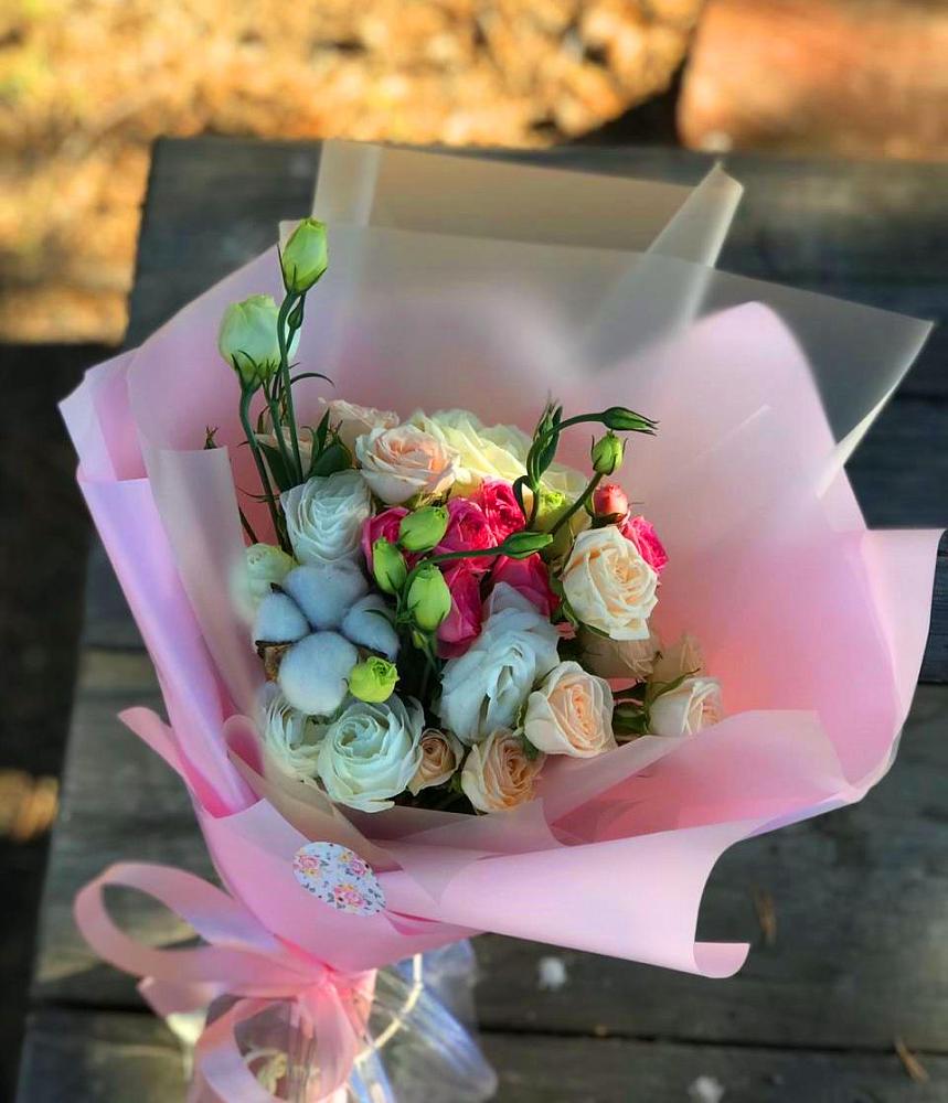 Букет цветочный коктейль в Туле Букет цветов из: Розы и Лизиантусы в Туле