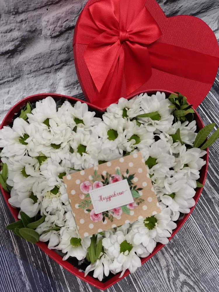 Цветочная композиция из Хризантемы в виде сердца в Туле